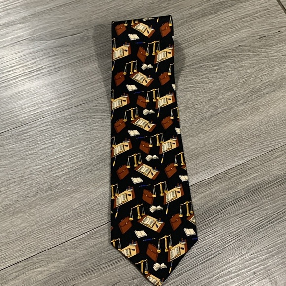 Paul Fredrick Vtg. “Scales of Justice” 100% Italian Silk Tie Hand made in USA - Picture 2 of 8